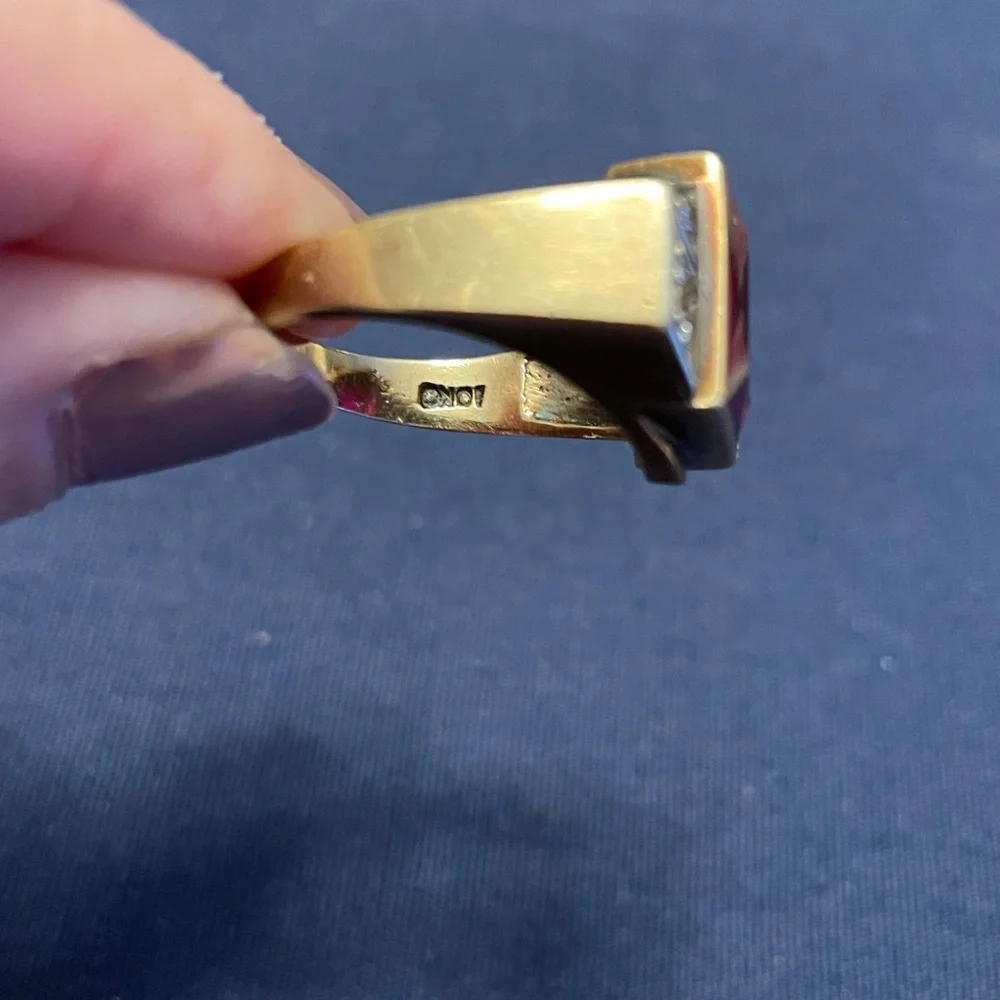 10K Men’s Gold Ring with Garnet Stone - Picture 5 of 6